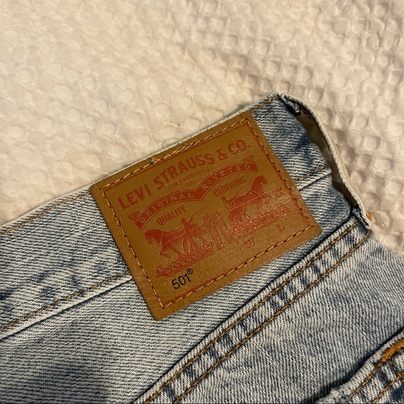 Aritzia x Levi’s Denim Shorts - Picture 5 of 5